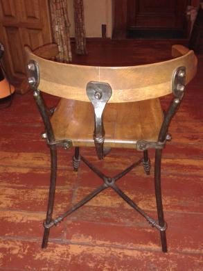 Vienetinės, pagal specialų užsakymą pas kalvį pagamintos ąžuolinės kėdės.-0