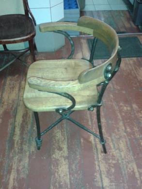 Vienetinės, pagal specialų užsakymą pas kalvį pagamintos ąžuolinės kėdės.-1