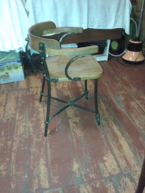 Vienetinės, pagal specialų užsakymą pas kalvį pagamintos ąžuolinės kėdės.-2