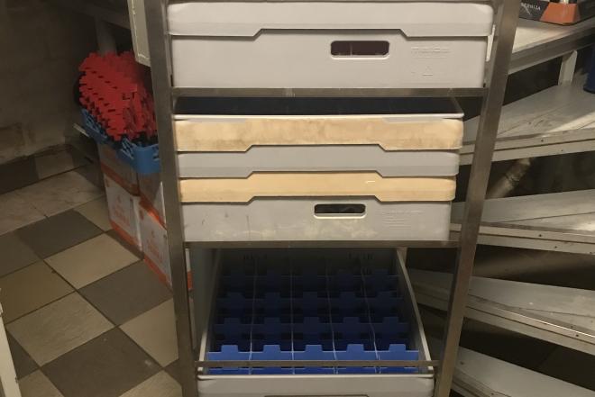 Kasetė taurėms su sudalinimu ir rėmu paaukštinimui „Metos“. Telpa į indaploves 50 cm x 50 cm. Nerūdijančio plieno vežimėlis su ratukais 6 aukštų, kasetėms sudėti-0