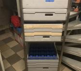 Kasetė taurėms su sudalinimu ir rėmu paaukštinimui „Metos“. Telpa į indaploves 50 cm x 50 cm. Nerūdijančio plieno vežimėlis su ratukais 6 aukštų, kasetėms sudėti-0