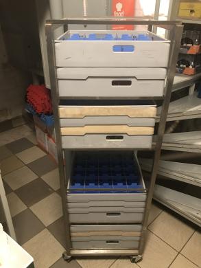 Kasetė taurėms su sudalinimu ir rėmu paaukštinimui „Metos“. Telpa į indaploves 50 cm x 50 cm. Nerūdijančio plieno vežimėlis su ratukais 6 aukštų, kasetėms sudėti-0