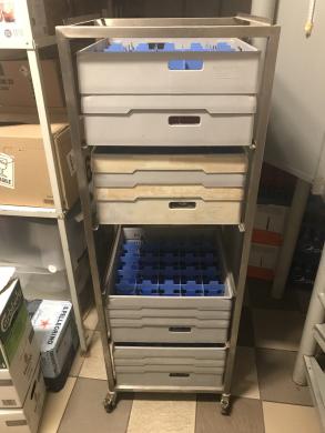 Kasetė taurėms su sudalinimu ir rėmu paaukštinimui „Metos“. Telpa į indaploves 50 cm x 50 cm. Nerūdijančio plieno vežimėlis su ratukais 6 aukštų, kasetėms sudėti-3