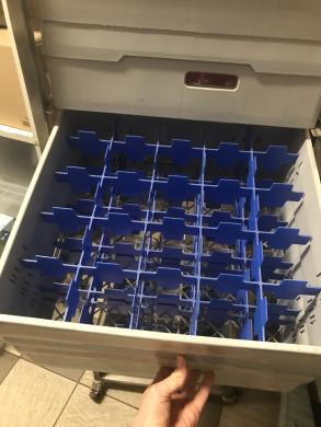 Kasetė taurėms su sudalinimu ir rėmu paaukštinimui „Metos“. Telpa į indaploves 50 cm x 50 cm. Nerūdijančio plieno vežimėlis su ratukais 6 aukštų, kasetėms sudėti-1