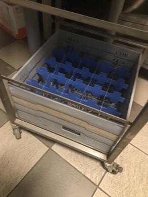 Kasetė taurėms su sudalinimu ir rėmu paaukštinimui „Metos“. Telpa į indaploves 50 cm x 50 cm. Nerūdijančio plieno vežimėlis su ratukais 6 aukštų, kasetėms sudėti-2