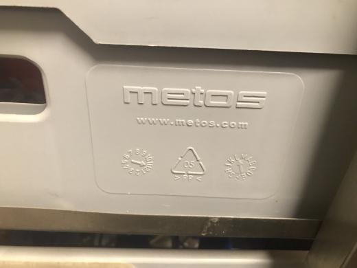 Kasetė taurėms su sudalinimu ir rėmu paaukštinimui „Metos“. Telpa į indaploves 50 cm x 50 cm. Nerūdijančio plieno vežimėlis su ratukais 6 aukštų, kasetėms sudėti-4