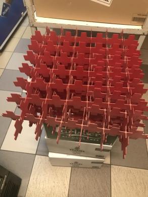 Kasetė taurėms su sudalinimu ir rėmu paaukštinimui „Metos“. Telpa į indaploves 50 cm x 50 cm. Nerūdijančio plieno vežimėlis su ratukais 6 aukštų, kasetėms sudėti-5