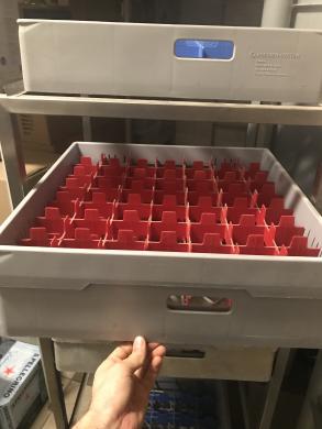 Kasetė taurėms su sudalinimu ir rėmu paaukštinimui „Metos“. Telpa į indaploves 50 cm x 50 cm. Nerūdijančio plieno vežimėlis su ratukais 6 aukštų, kasetėms sudėti-6