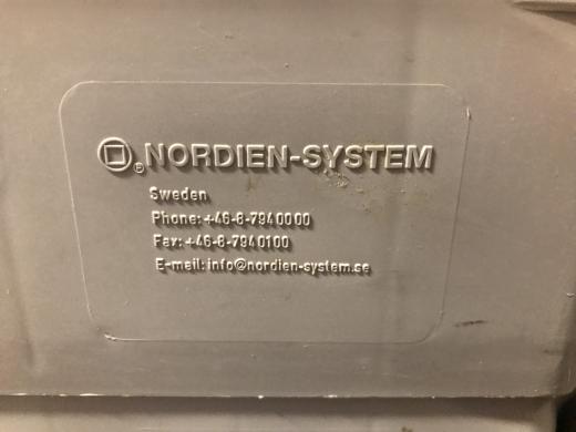 Kasetė taurėms su sudalinimu ir rėmu paaukštinimui „Metos“. Telpa į indaploves 50 cm x 50 cm. Nerūdijančio plieno vežimėlis su ratukais 6 aukštų, kasetėms sudėti-7