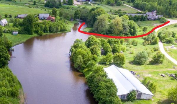 Prie vandens parduodamas 122 arų sklypas su mūriniu 849 m2 ploto pastatu ir pakrantės mišku šalia Vilniaus-0