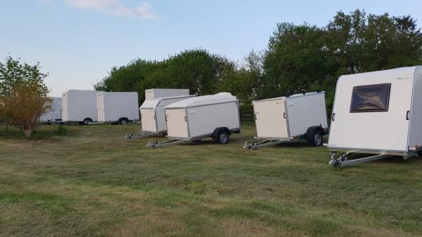 Kietašonės priekabos lengviesiems automobiliams-3