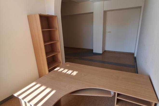 Išnuomojamas 26 kv.m. Ofisas P. Komunos g. Klaipėda. Kaina tik 140€-0