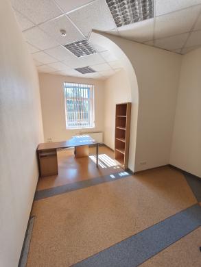 Išnuomojamas 26 kv.m. Ofisas P. Komunos g. Klaipėda. Kaina tik 140€-1