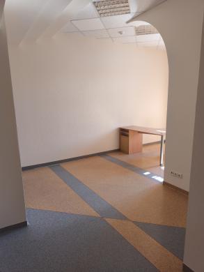 Išnuomojamas 26 kv.m. Ofisas P. Komunos g. Klaipėda. Kaina tik 140€-4