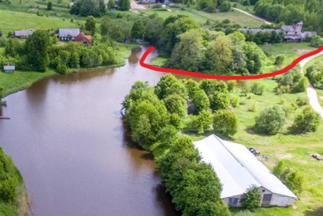 Parduodamas vandens pakrantėje 122a sklypas su 849 m2 ploto pastatu ir pakrantės mišku šalia Vilniaus-0