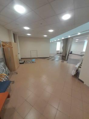 Išnuomojamos 100 ir 133 kv.m., prekybinės / administracinės / dirbtuvėms / paslaugų patalpos Naujoji Uosto g.-1