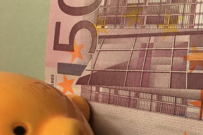 PASKOLOS GERIAUSIOMIS SĄLYGOMIS UŽ UŽSTATĄ BE OFIC.PAJAMŲ-0