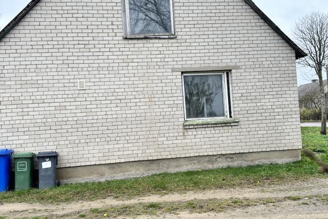 Mūrinis Namas Su Dideliu Žemės Sklypu,  Ūkiniais Pastatais-0