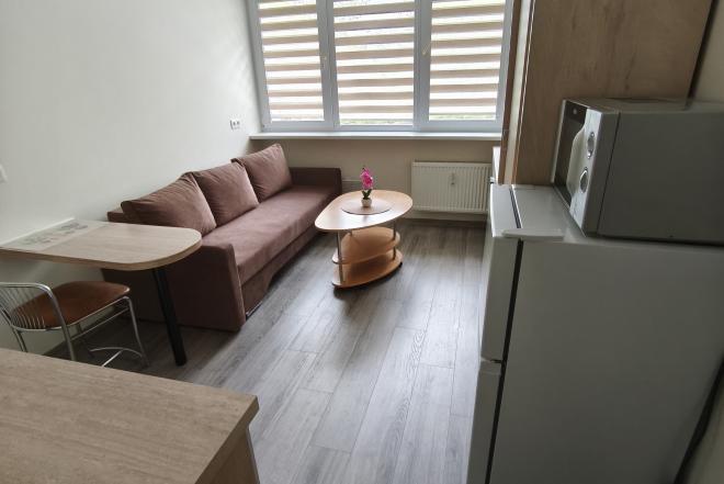 Išnuomojamas 12 kv.m. kambarys bendrabutyje. Taikos pr. 34 Renovuotas namas, laiptinė-0