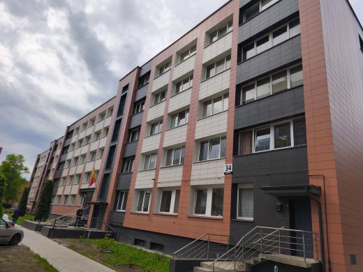 Išnuomojamas 12 kv.m. kambarys bendrabutyje. Taikos pr. 34 Renovuotas namas, laiptinė-6
