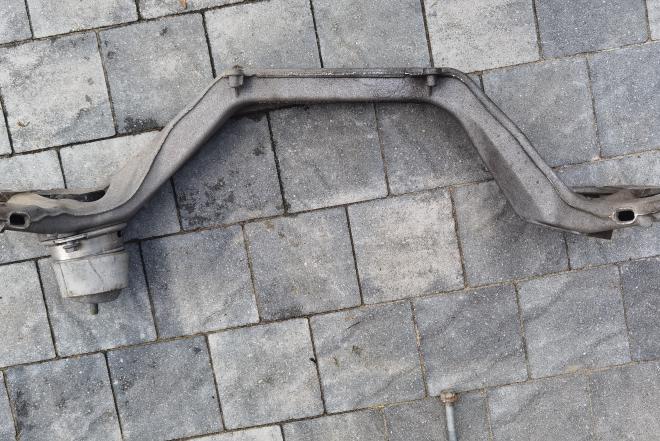 Variklio tvirtinimo kronšteinas - priekinis traversas - 7L0199207A-0