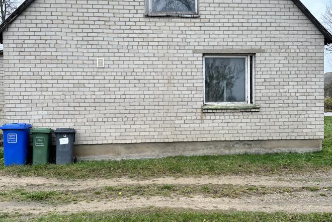 Pard.(Ir Išsimokėtinai)Vilkaviškio Raj. Mūrinis Namas Su Ūkiniais Pastatais, Dideliu Žemės Sklypu-0