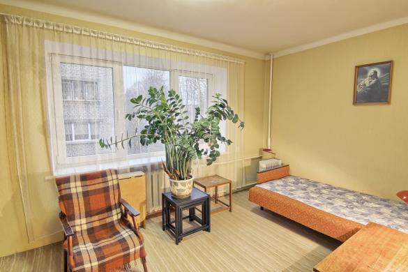 Parduodamas labai geroje vietoje antrame aukšte 2-jų kambarių butas-2
