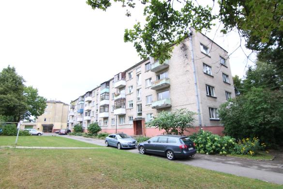 Parduodamas labai geroje vietoje antrame aukšte 2-jų kambarių butas-7