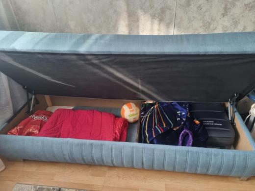 Tvarkinga lova, su daiktadezem, brangiai pirkta, gerai išlaikyta.-2