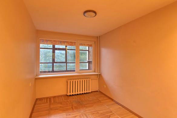 Parduodamas labai geroje vietoje antrame aukšte esantis 3-jų kambarių butas-3