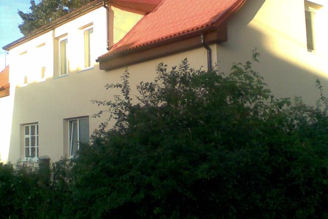 Siūlau Renovuotame 2A. Mūriniame Name Namo Dalį Su Palėpe, Ūkiniu, Žeme, Uždaru Kiemu Klaipėdos M. Centre Šiaurinėje Dalyje-0